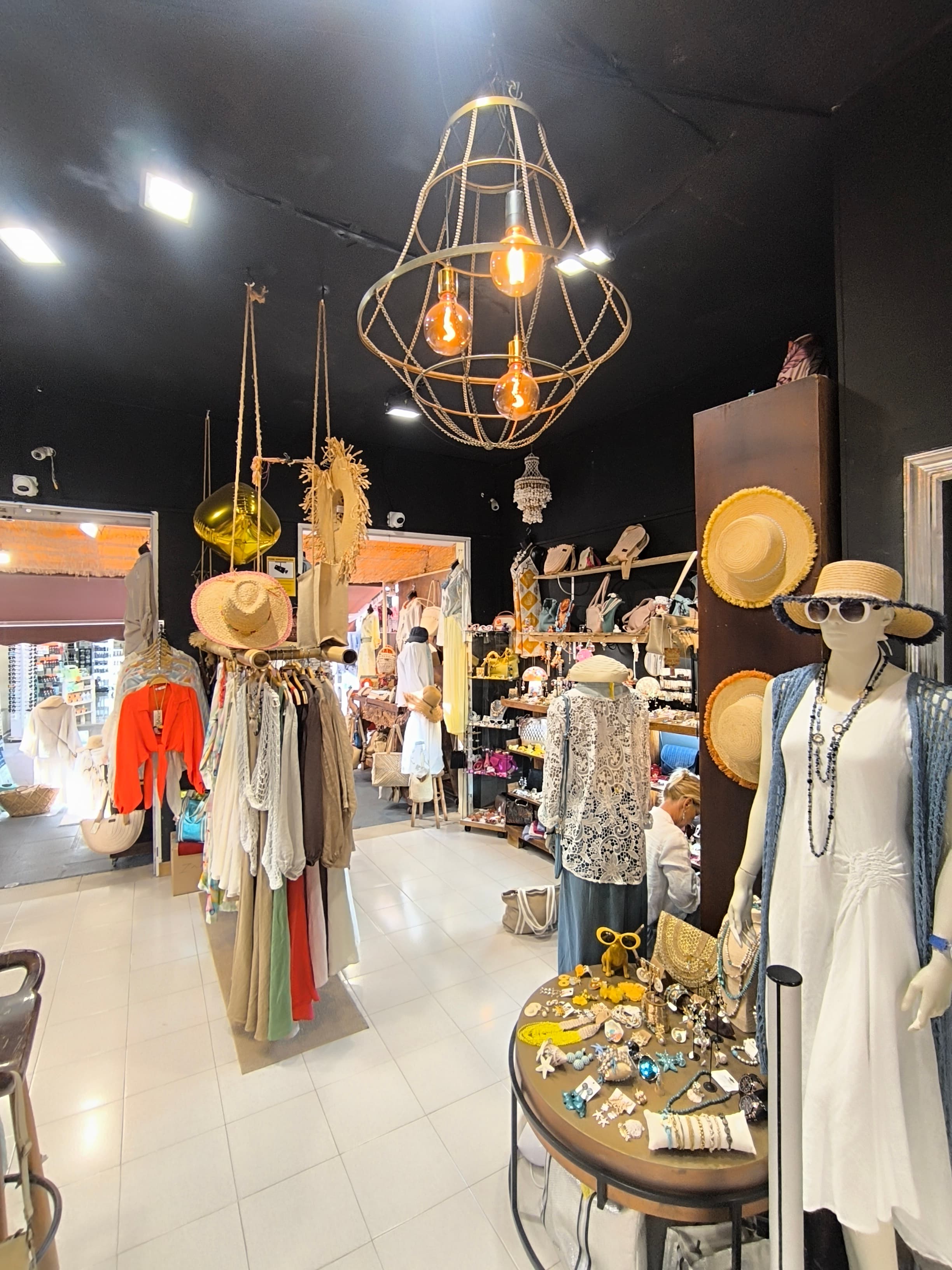 Straw hats and mannequins in the boutique